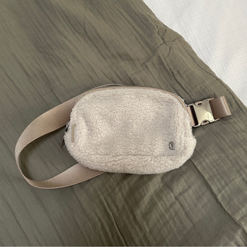 NWOT Lululemon Everywhere Fleece Belt Bag